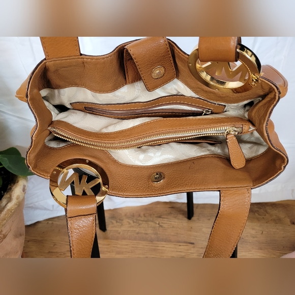 Michael Kors caramel colour leather shoulder bag - Picture 6 of 10